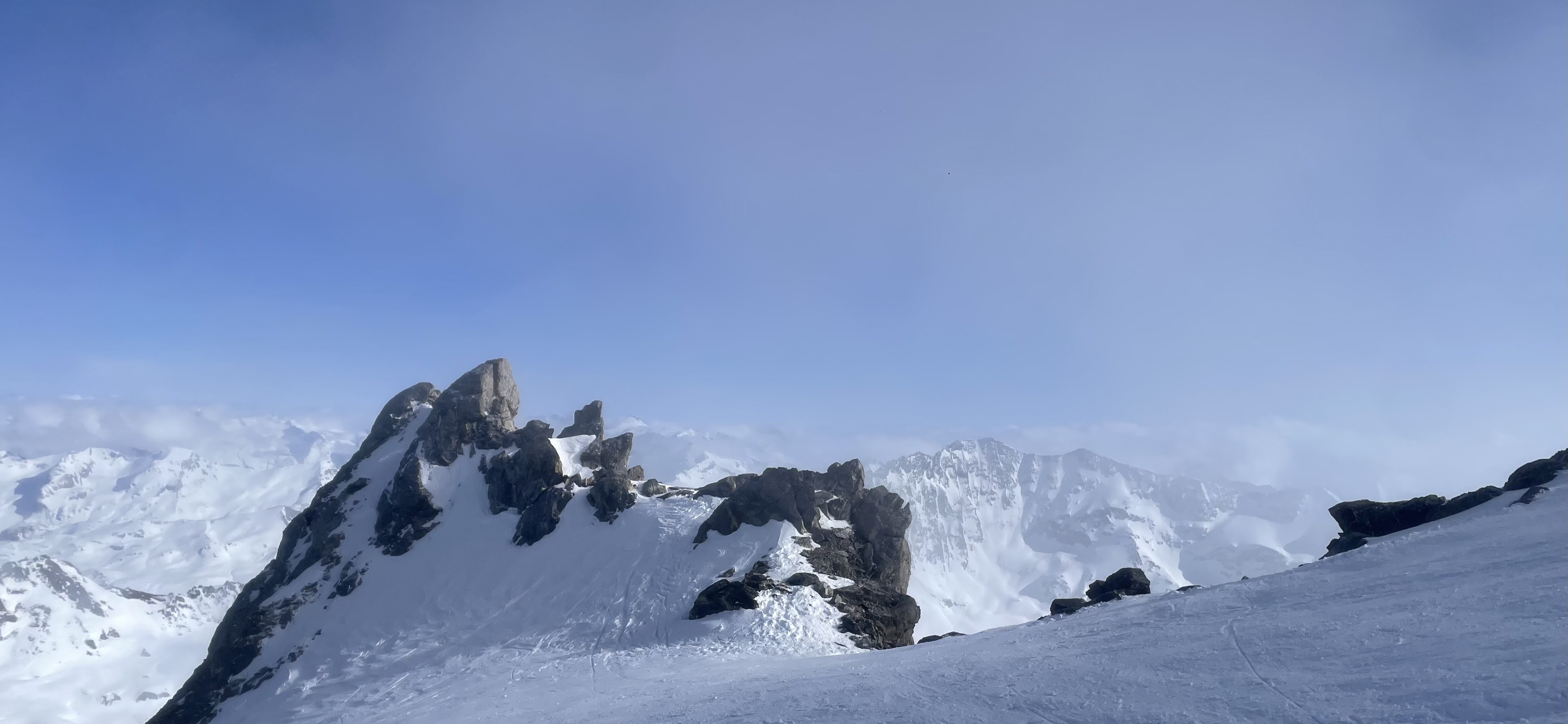 Massif montagneux enneigé